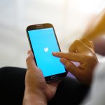 Twitter amplía política para prohibir incitación contra 5G y torres celulares