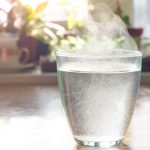 Beneficios de tomar agua caliente
