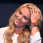 Irina Baeva se convierte en reina por un día y canta polémica canción