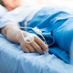 Mujer golpeó con un ladrillo a un anciano mexicano