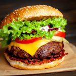 Celebra el Día Nacional de la Cheeseburger con Ofertas Especiales