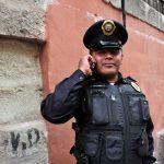 Un policía sorprende a un niño que buscaba comprar su PS5 trabajando