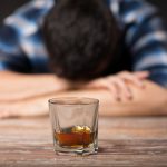 ¿Se puede tomar alcohol después de la vacuna Covid?