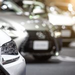 Hundimiento se ‘traga’ auto estacionado