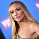 Jennifer Lopez lució moño con adornos de diamante