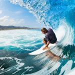 ¡Toda una leyenda! El abuelo surfista de 90 años que desafía los límites