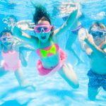 Cuidado con este parásito que vive en las piscinas
