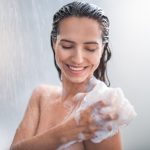 Beneficios de bañarse con agua caliente y sal
