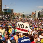 Fuerzas de seguridad y manifestantes se enfrentan en Caracas