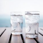 Peligros de tomar agua helada cuando estas acalorado