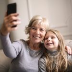 Los niños necesitan de sus abuelas para crecer felices