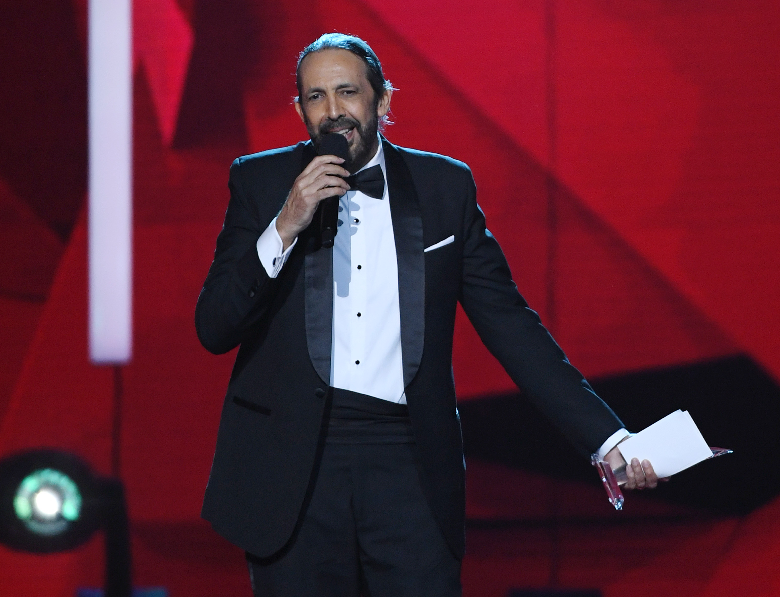 Juan Luis Guerra anuncia EP sorpresa y concierto virtual para el día de Navidad