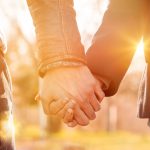 ¿Por qué las parejas se toman de la mano?