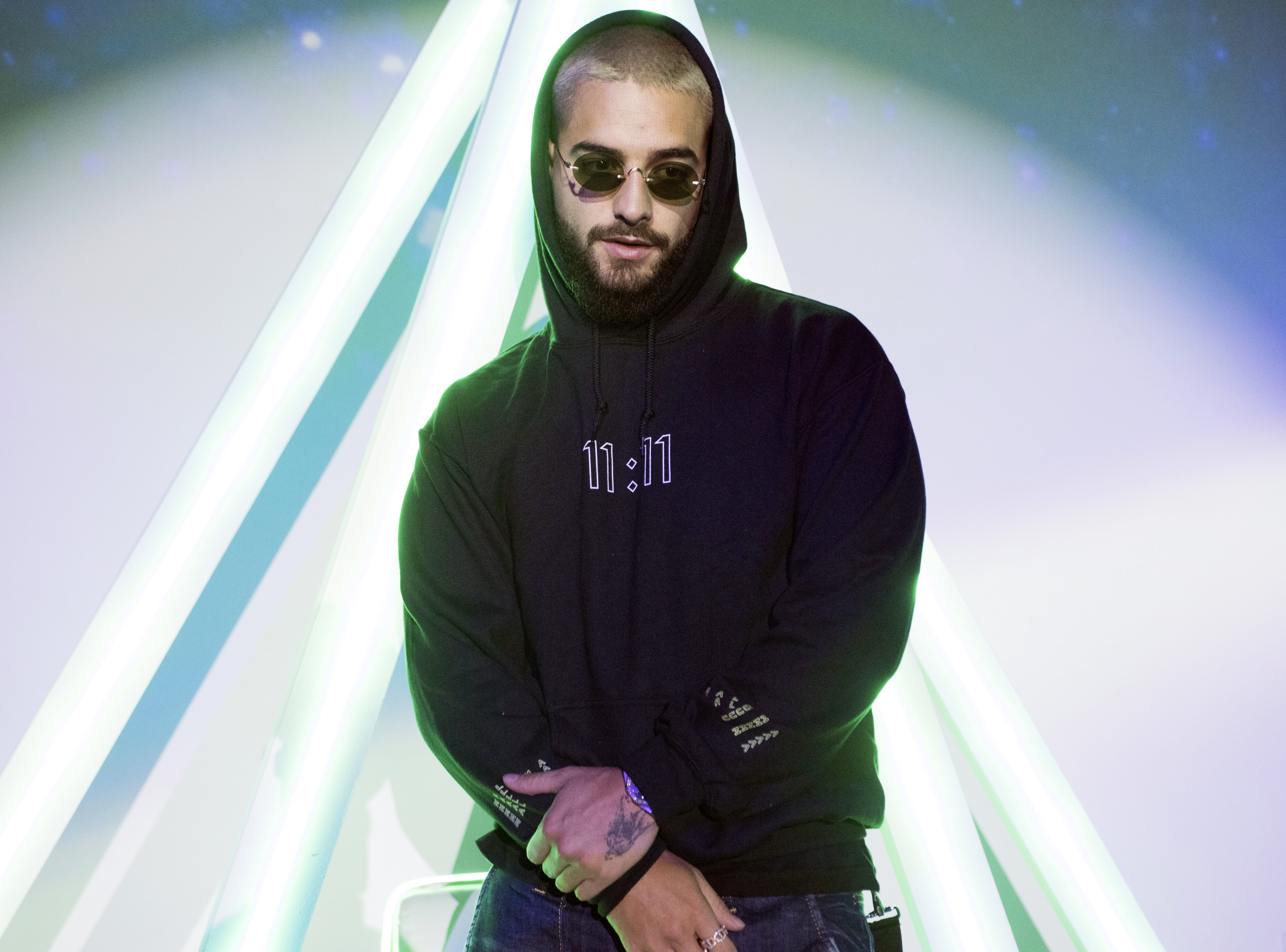 Maluma se besó con una fan en pleno concierto