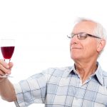 Chiste – Un hombre anciano estaba tomando un vaso de vino