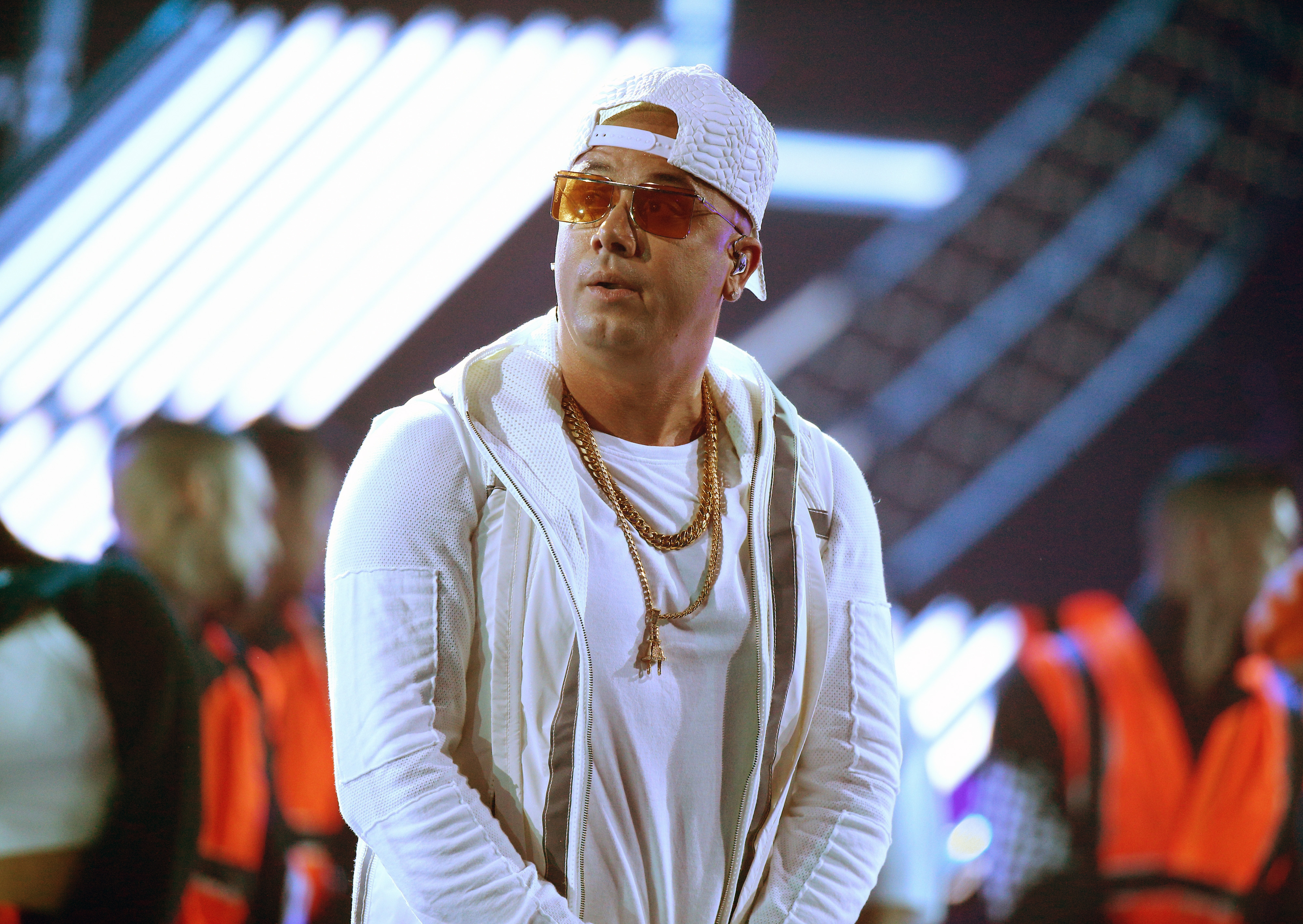Wisin sufrió caída en plena presentación y tuvo que ir de urgencias al hospital