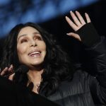 Cher canta su primer sencillo en español, y es de Abba