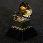 Los Grammy destituyen a su presidenta