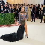 Accesorio imprescindible en la Gala del Met de Nueva York: Una tarjeta de vacunación