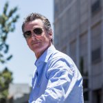 California “hará lo correcto” al levantar órdenes de quedarse en casa, aseguró Newsom