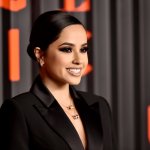 Becky G compartió detalles de su línea de lentes de sol