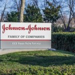 Johnson & Johnson pretende producir mil millones de vacunas el próximo año