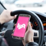 Lyft requiere que conductores y pasajeros tengan cubierta la cara y no usar el asiento del pasajero