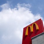 Cientos de trabajadores de McDonald’s a huelga por protecciones inadecuadas contra COVID-19