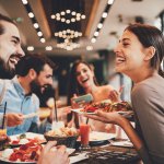 Restaurantes de 7 regiones de Nueva York pueden reabrir sus asientos al aire libre mañana