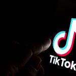 EE.UU. prohibirá las descargas de WeChat y TikTok este domingo