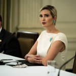 En cuarentena en casa, Ivanka trae dinero para la campaña de Trump