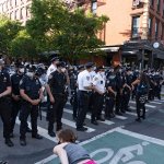 Policía de Nueva York arrestó a más de 250 personas el domingo en la noche