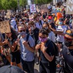 Manifestantes se reúnen cerca de la embajada de EE.UU. en París