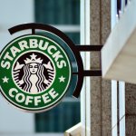 Empleados con máscaras evitan infección de coronavirus tras brote en Starbucks de Corea del Sur