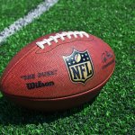 Los entrenadores de la NFL podrían ser penalizados con 15 yardas por hablar con los oficiales del juego sin usar una máscara, según un memo