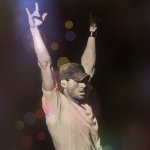 A pesar del fallecimiento de su abuelo, Enrique Iglesias continúa promocionando su gira