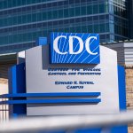 Pronósticos de los CDC prevén que los casos, hospitalizaciones y muertes por Covid-19 seguirán disminuyendo