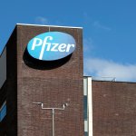 El director general de Pfizer insta a la gente a ponerse primero cualquier vacuna que se ofrezca