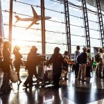 Los viajes en avión aumentaron en EE.UU. antes de las vacaciones de Acción de Gracias a pesar de las advertencias del CDC