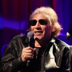 ‘Feliz Navidad’ de José Feliciano llega al Top 10 de Hot 100 por primera vez