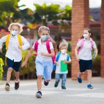 Así es como se reabren las escuelas de forma segura, según un experto en vacunas