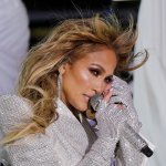 Jennifer Lopez regresó a Los Ángeles para apoyar a su amiga Elaine Goldsmith-Thomas después de la muerte de su mamá