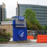 Casi 1 de cada 4 personas en Estados Unidos ha recibido al menos una dosis de la vacuna Covid-19, según datos de los CDC