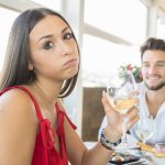 Cuidado con estas cosas que te hacen quedar como un desesperado al ligar a una mujer