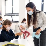 Los profesores y los niños vacunados no necesitan llevar máscaras en las aulas, según los CDC