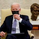 Biden anunciará mañana una nueva guía para el uso de mascarillas en el exterior, según fuentes