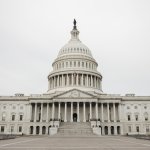 El sospechoso dice que tiene una bomba y ha estado transmitiendo en vivo, dijo el jefe de la policía del Capitolio de Estados Unidos