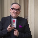 Elvis Costello prepara la versión en español de ‘El modelo de este año’ con invitados especiales