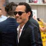 Marc Anthony es criticado por salir con Nadia Ferreira