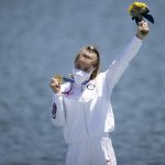 La estadounidense Nevin Harrison, de 19 años, gana el oro en los 200 metros de canoa femenina